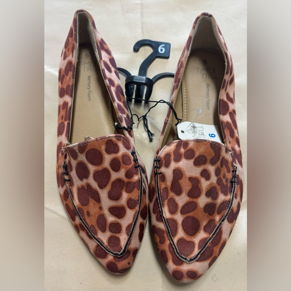 Time and Tru‎ Animal Print Flats Size 6 New Condition